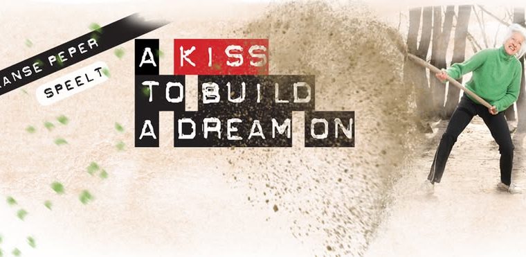 Intiem theatermoment in Theater Spaanse Peper, waar visueel theater en live muziek samenkomen in een herneming van A Kiss to Build a Dream On