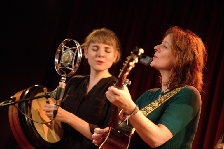 The Lasses, Ierse, Schotse en Amerikaanse folk in kasteel Doornenburg — muziek in Betuwe
